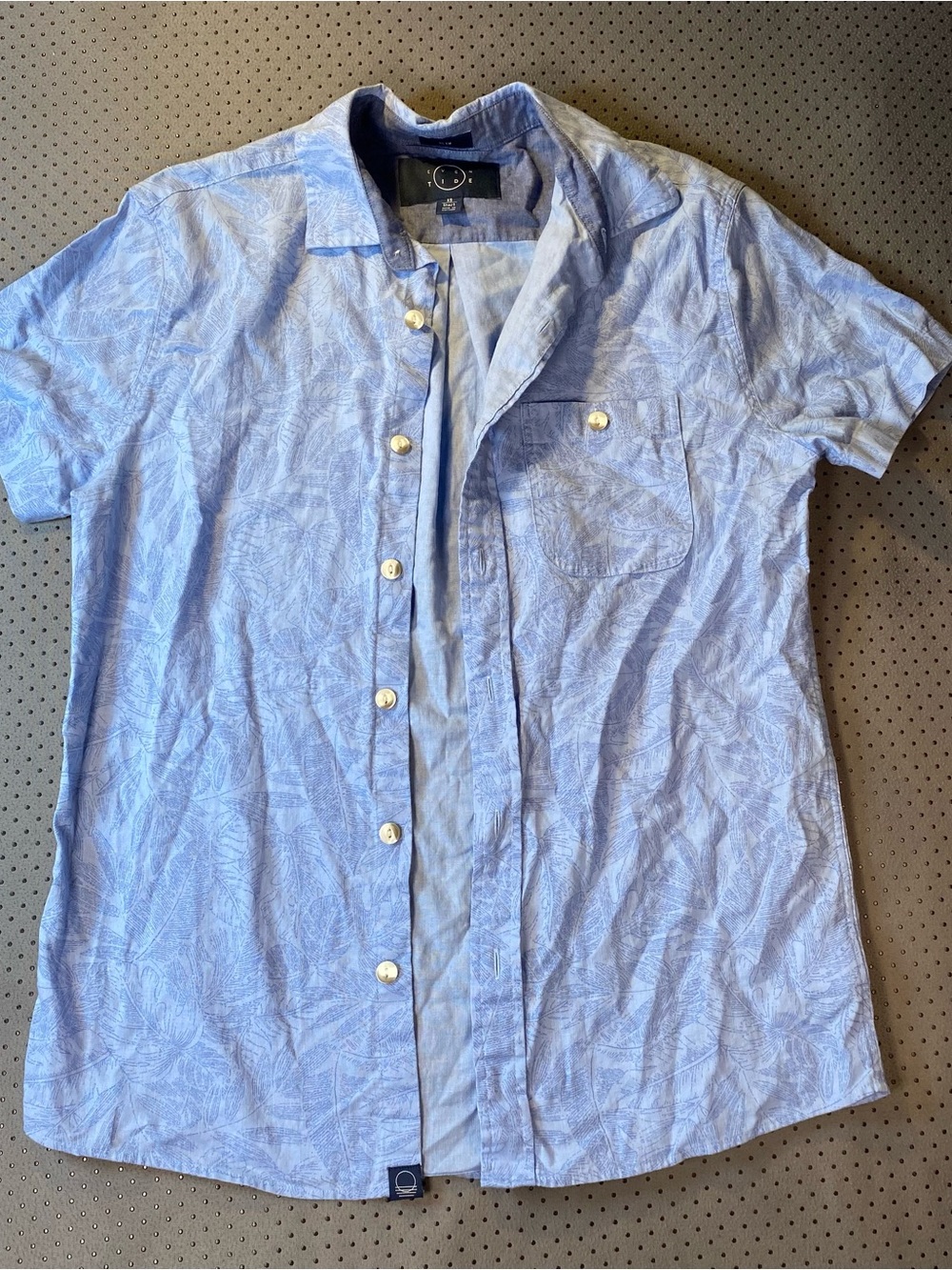 Eve Light Blue Short-Sleeve Button-Down Shirt with Subtle Leaf Print